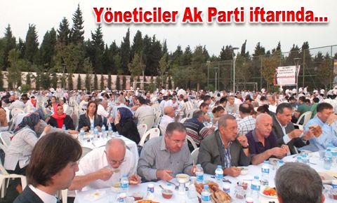 Yöneticiler Ak Parti iftarında…