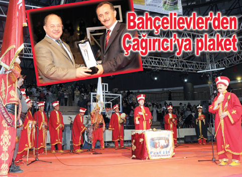 Plaketi Sağlık Bakanı Recep Akdağ verdi