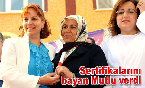 Kadın kursiyerler sertifikalarını Gül Mutlu’dan aldı