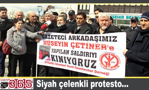 Gazeteciler siyah çelenk bırakarak protesto etti